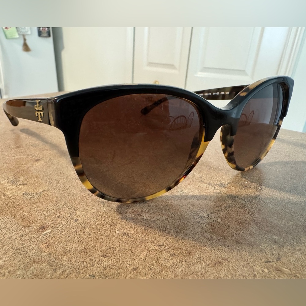 Stylish Tortoise Shell Sunglasses